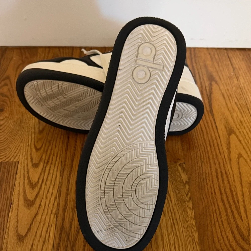 ALO Yoga Black and White UNISEX Athletic Sneakers - Picture 4 of 5